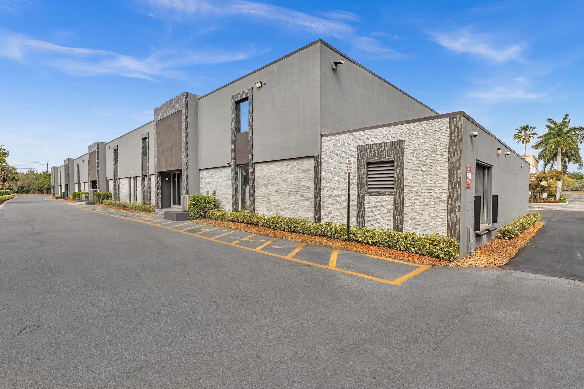 Side exterior view of Pompano Executive Rentals office building in Pompano Beach FL